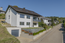 Hauptbild Wohnen & investieren: Stilvolles EFH mit Einliegerwohnung und einzigartigem Blick über Eisingen
